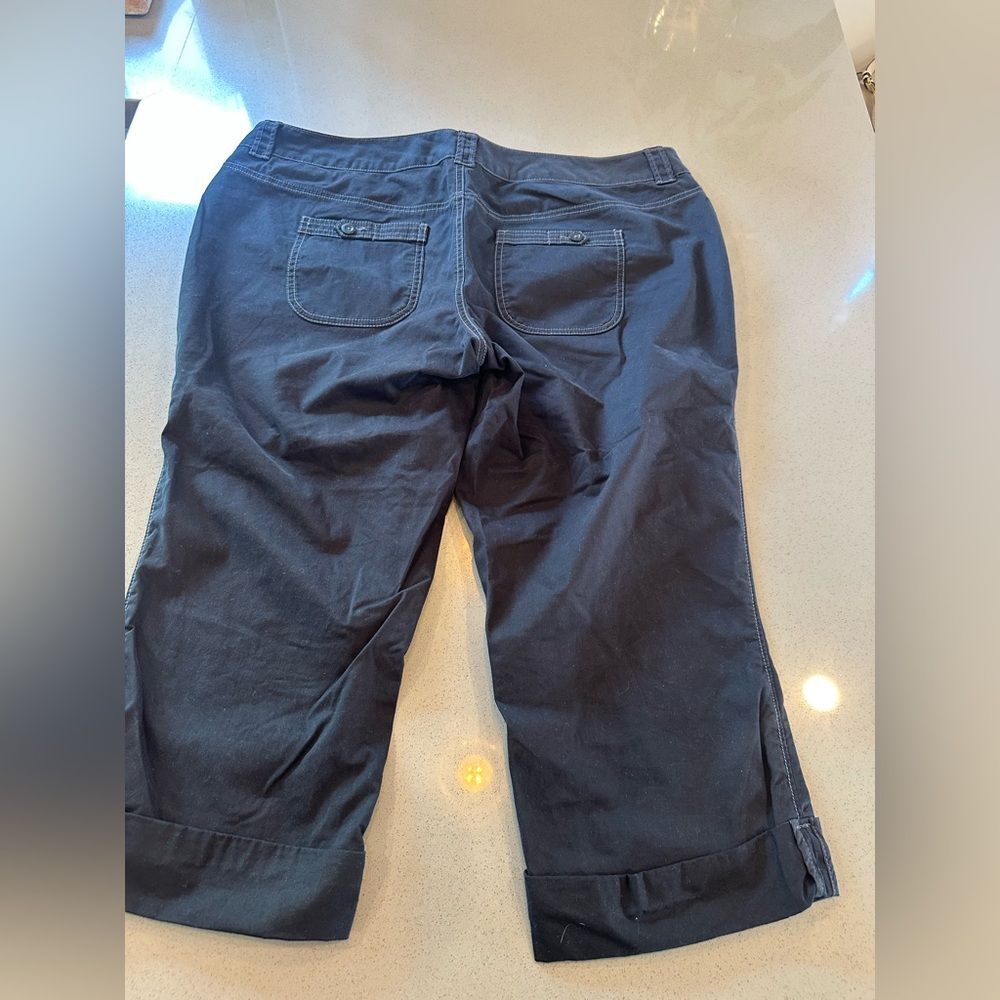 Old Navy Women's Low Rise Waist Black Capri Stretch Shorts Size 16 - Picture 2 of 8